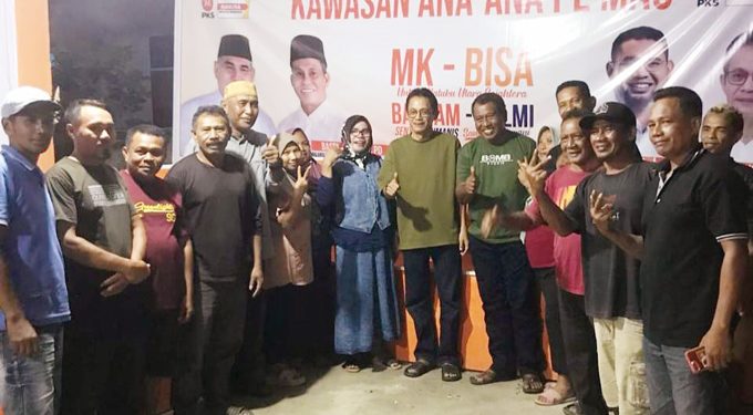 Helmi pose bersama tim pemenangan di Posko (dok//Sadam)