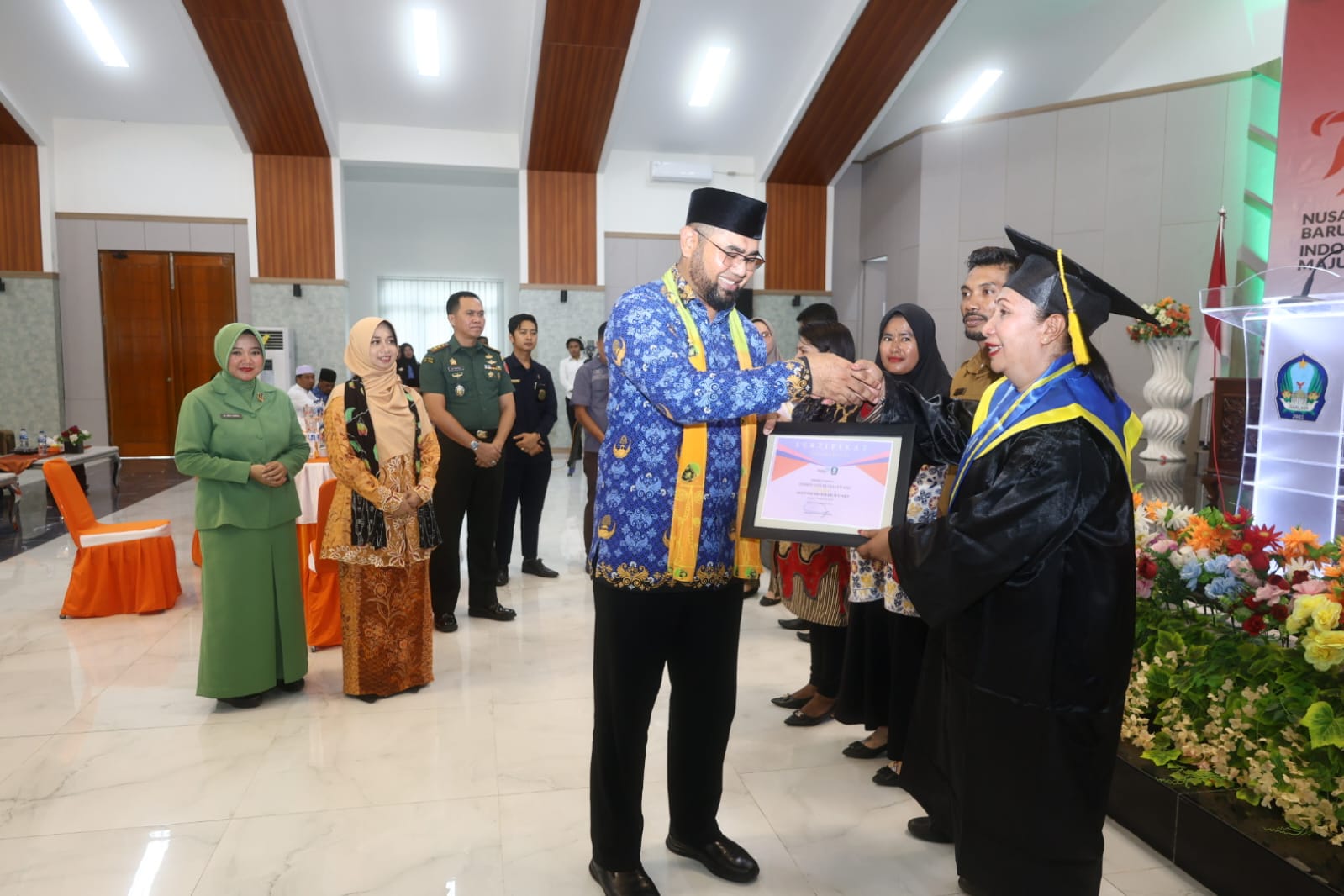 Bupati Halsel saat hadiri Acara Wisuda Lansia Sekolah Maranata Sayoang (dok/Cecep)