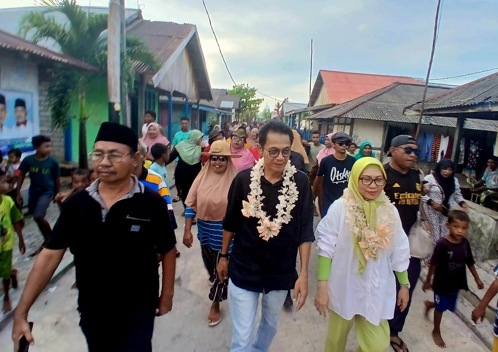 Ribuan warga Kukupang Joronga saat jemput Helmi Umar Muchsin (dok//Sadam)