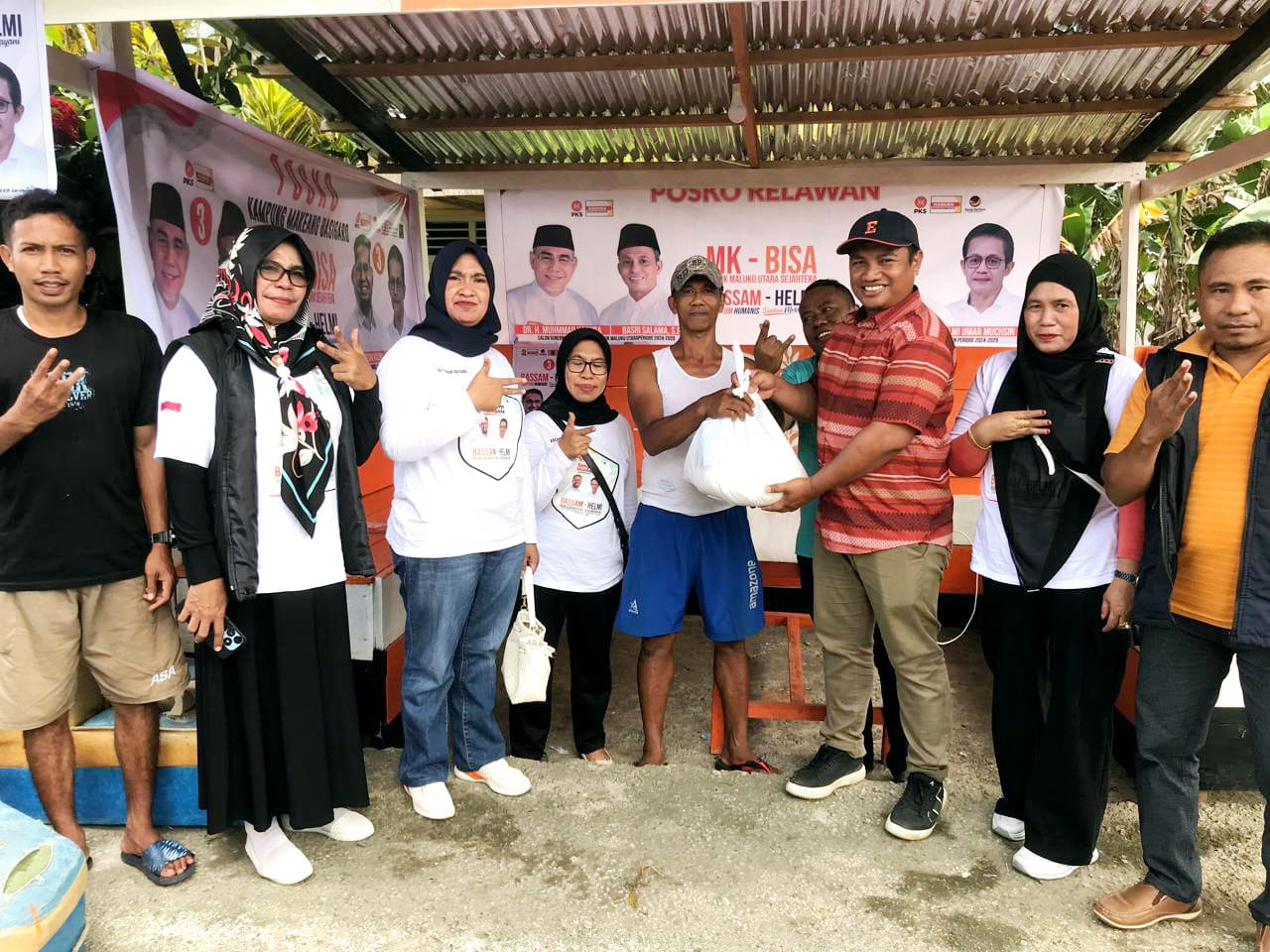Iksan Kalesarang serahkan bantuan (dok//Sadam)