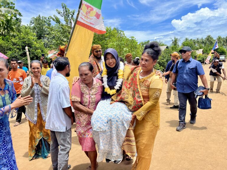 Rifa'at Bassam saat diangkat oleh emak-emak Desa Kuo (dok//Sadam)