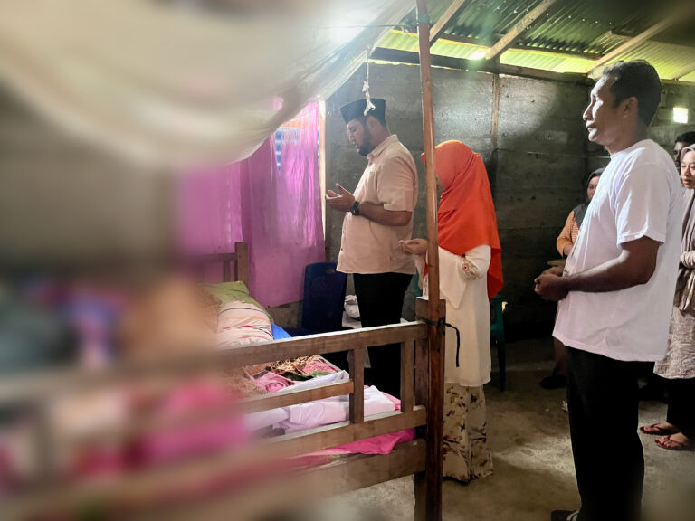 Bassam Kasuba didampingi Istri saat melayat dirumah duka (dok//Sadam)