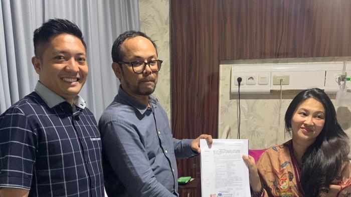 Sekjen DPP NasDem serahkan B1KWK ke Cagub Malut Sherly Tjoanda (dok//tribun ternate) 
