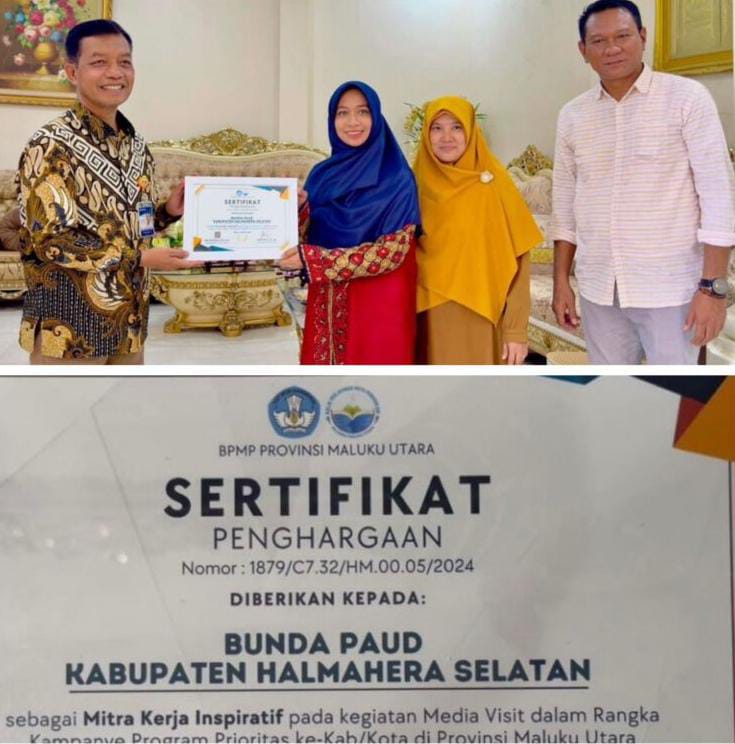 Kadis Pendidikan Halsel Siti Khodijah, M.Ag dampingi Bunda PAUD Halsel terima penghargaan (dok//jmg)