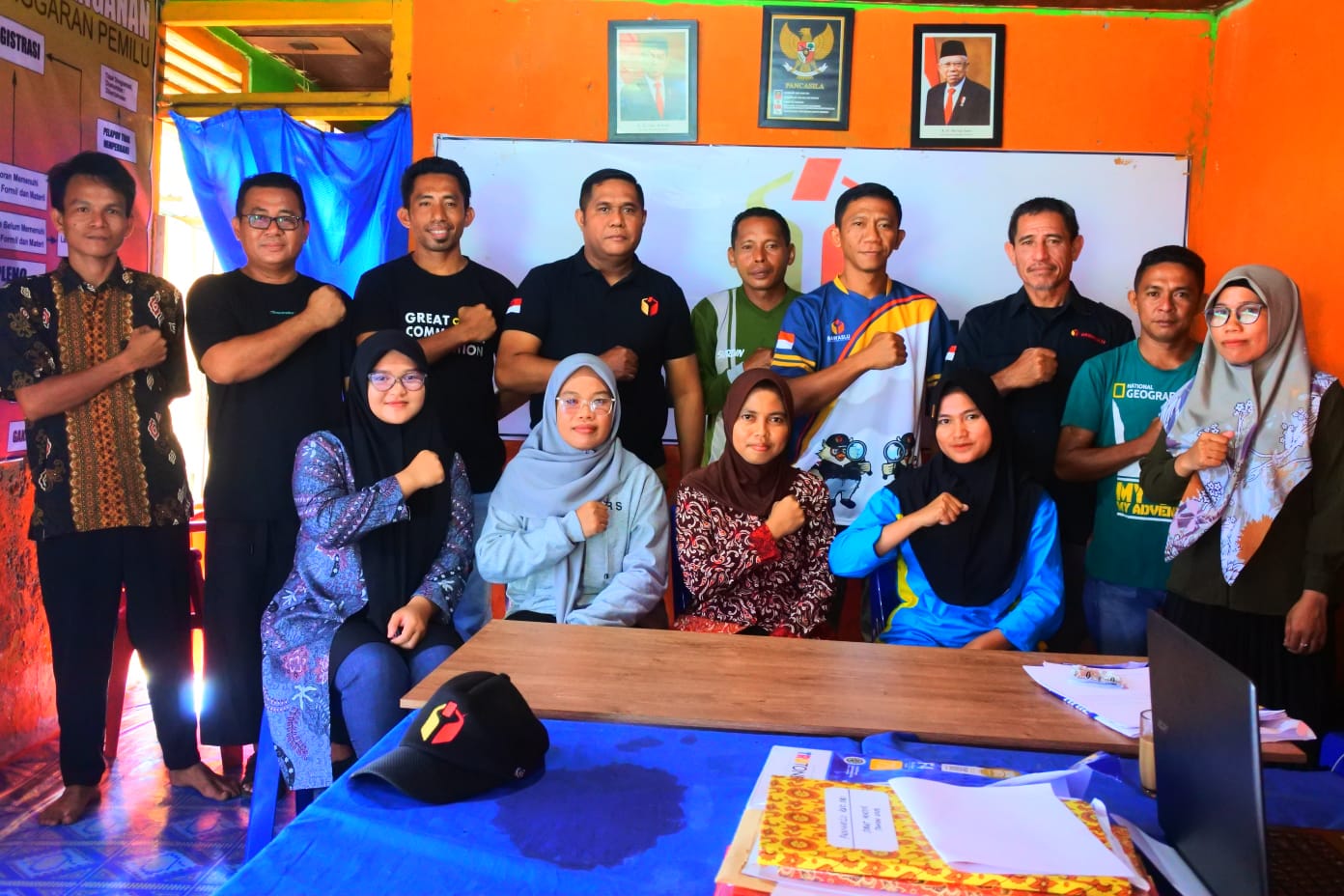 Pose bersama Ketua Bawaslu Halsel Rais Kahar, S.Pd., M.Si (dok//lugopost) 