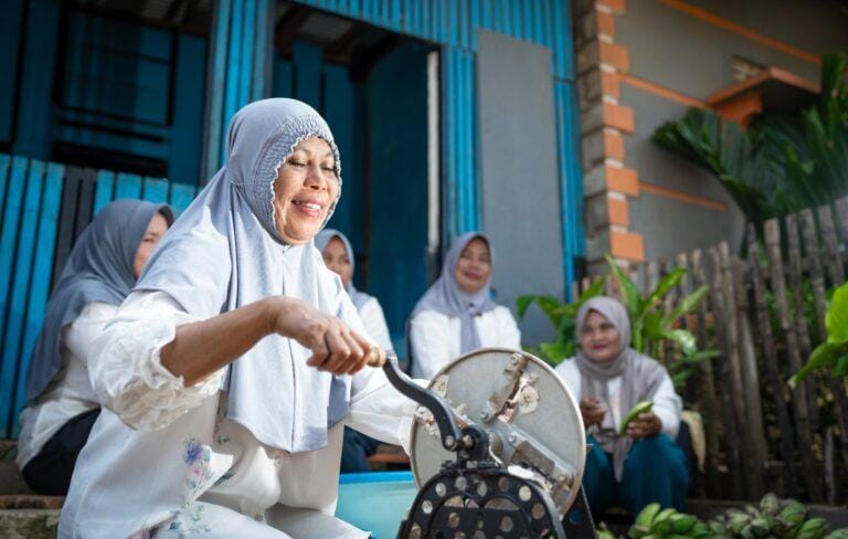 Mama Cahya Pelaku UMKM Binaan CSR Harita Group (dok//segmen)