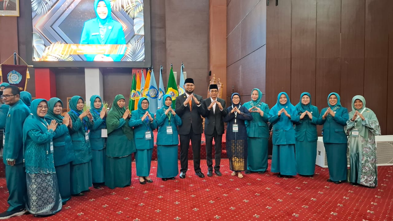 Bassam-Helmi pose bersama pengurus TP-PKK Halsel (foto_Sadam)