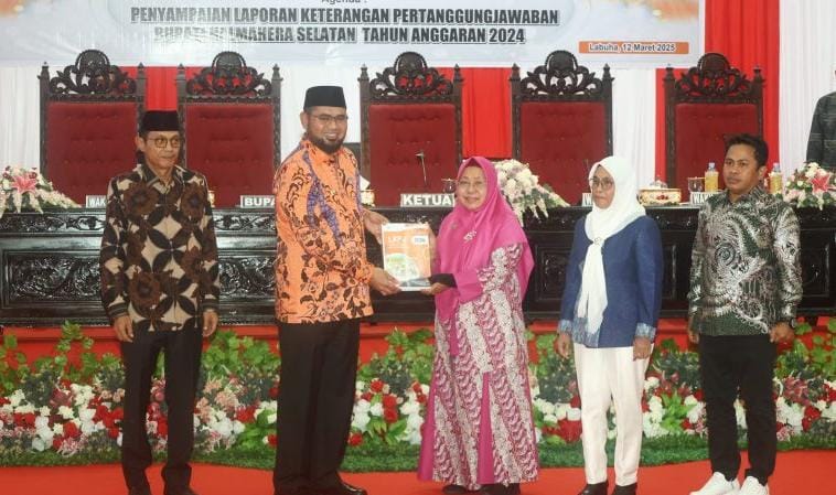 Bassam-Helmi serahkan LKPJ 2024 ke tiga Pimpinan DPRD Halsel (foto_sadam)