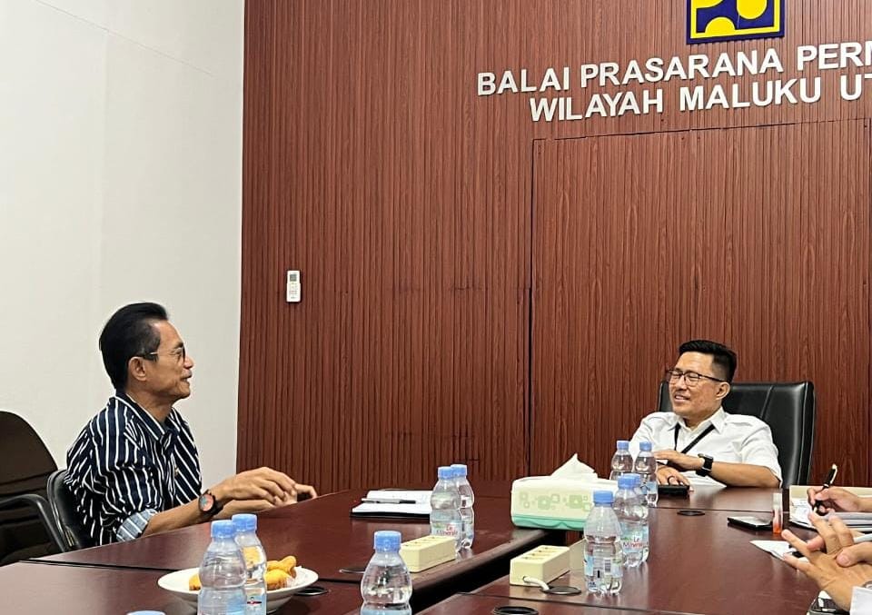 Wabu Halsel Helmi Umar Mukhsin dan Kapala BPPW Maluku Utara (dok//sadam)