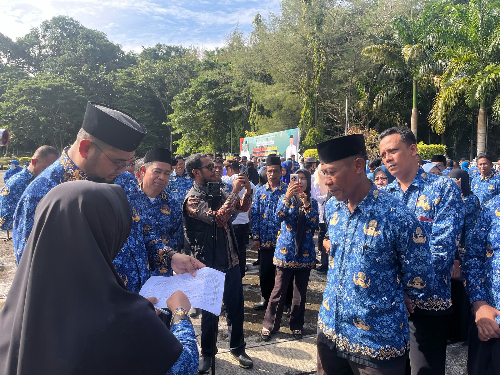 Bupati Bassam cek apsen ASN (dok//sadam)