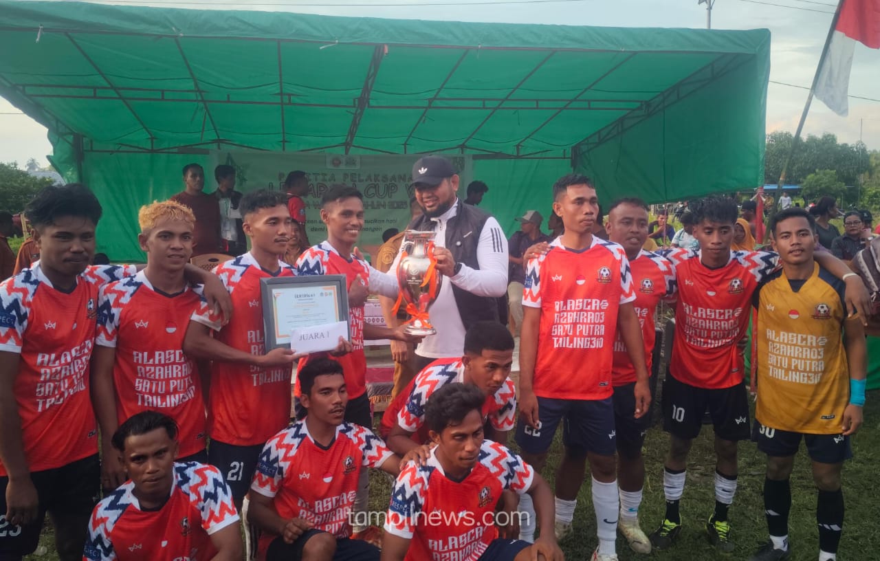 Bupati Bassam berikan Piagam dan Piala ke tim juara 1 Baiturrahman FC (dok//sadam) 