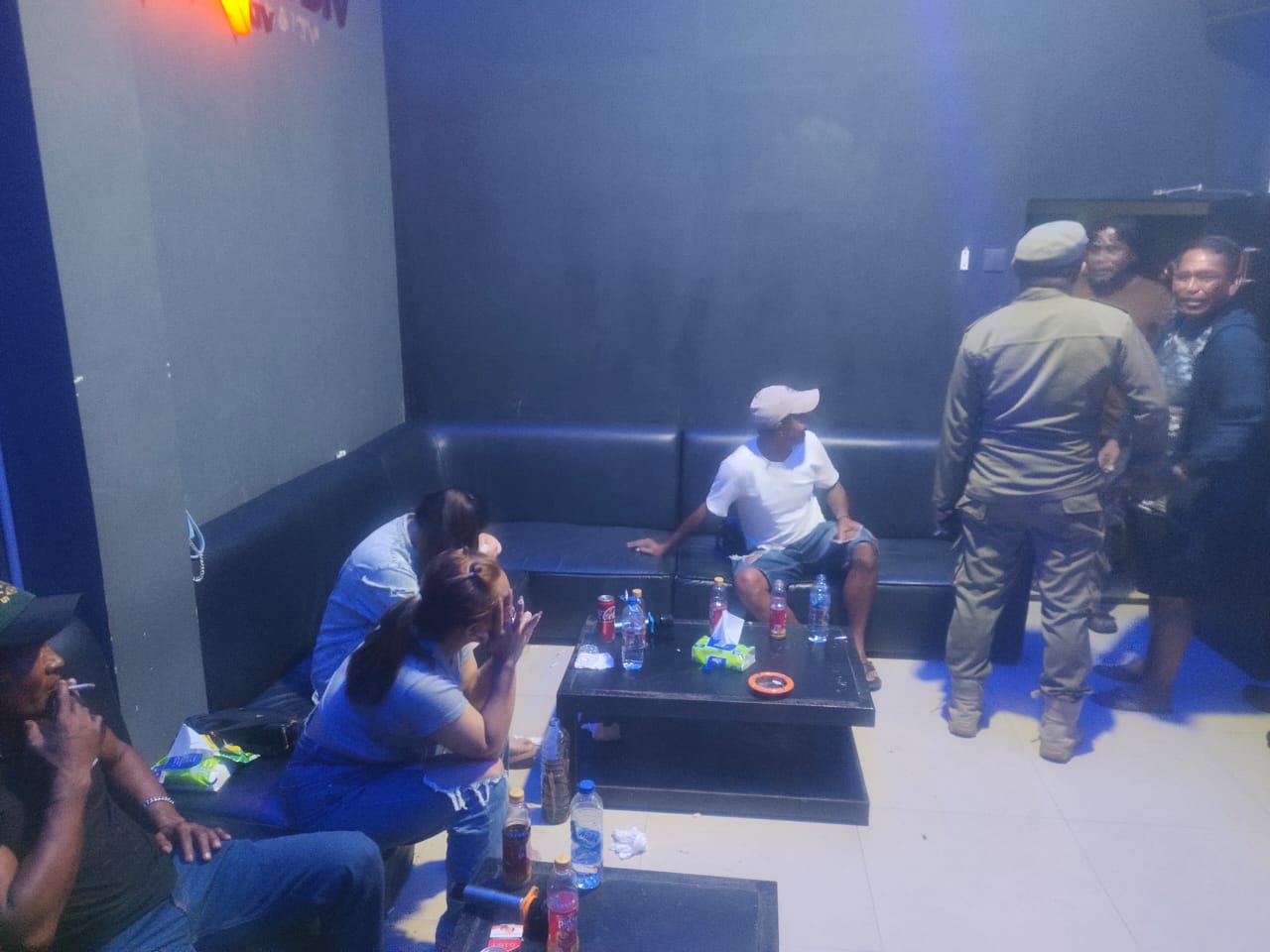 Satpol-PP Halsel grebek Pj Kades Bisori Farid Ahmad di Room Cafe Modiv (dok//sadam) 