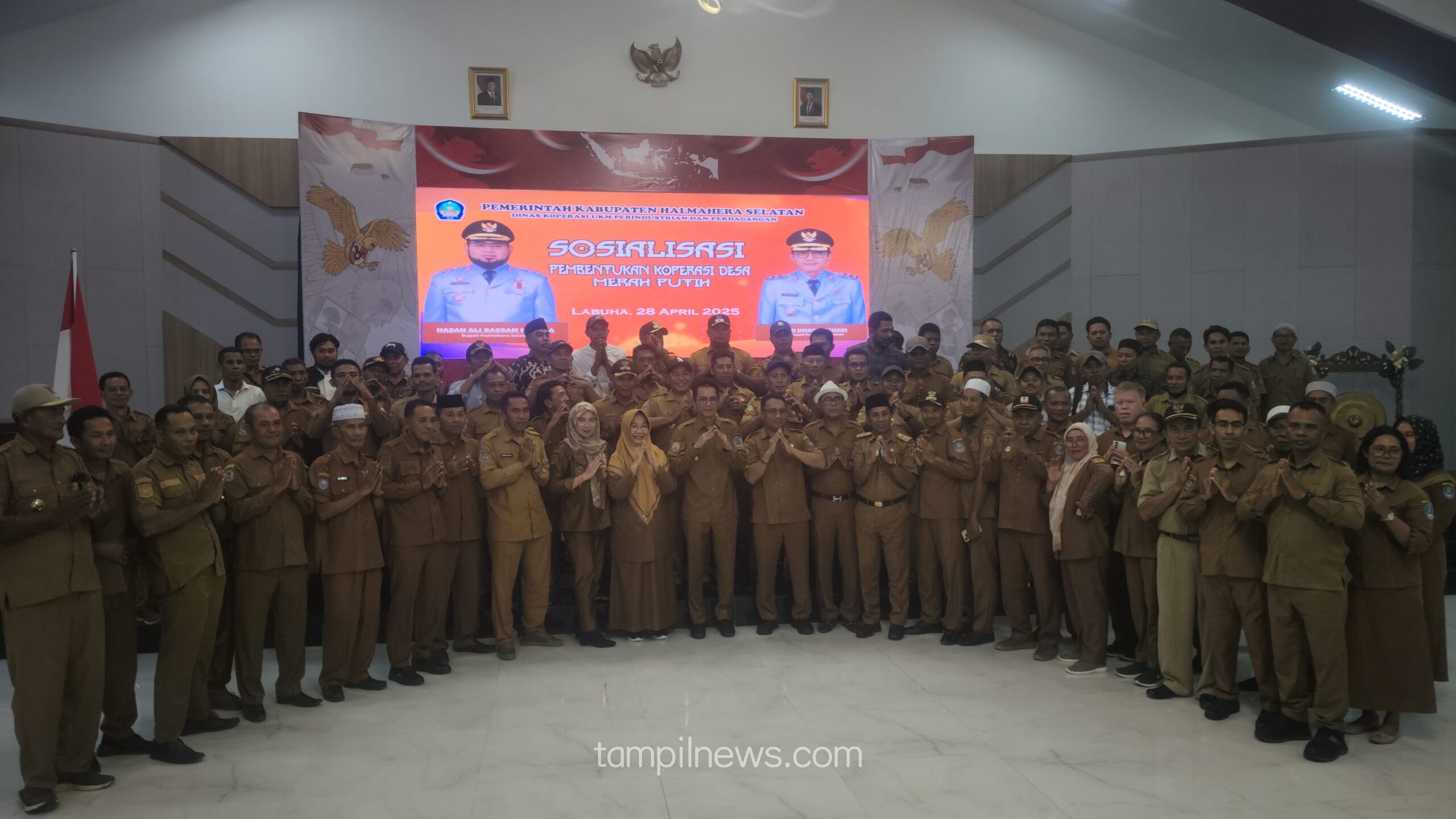 Puluhan Kades pose bersama Wakil Bupati Halsel (dok//sadam)