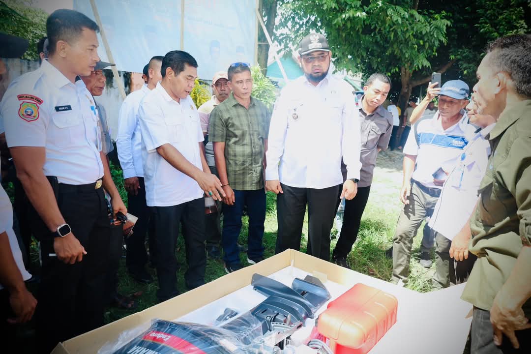 Bupati Bassam didampingi Kepala DKP Halsel saat serahkan bantuan nelayan (dok//sadam)