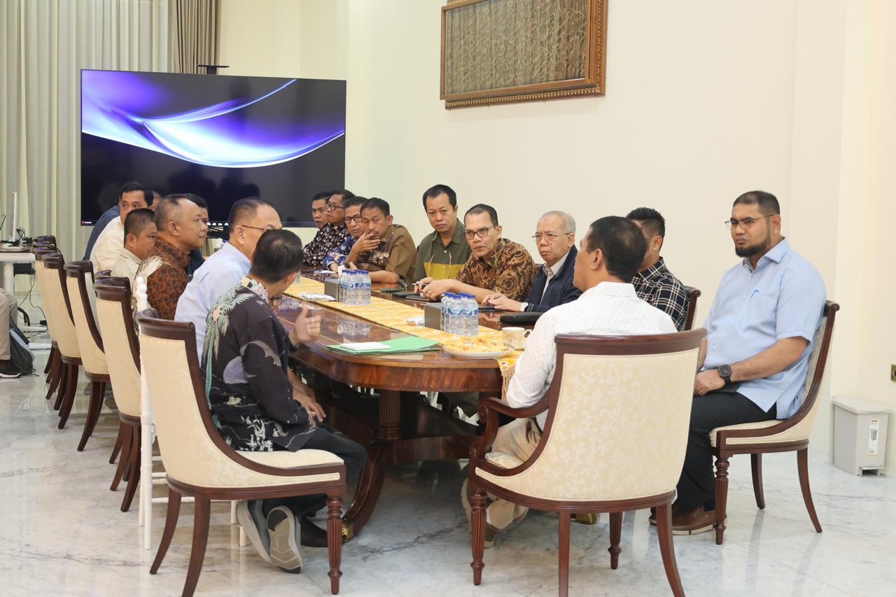 Bupati Halsel Bassam Kasuba saat diskusi dengan Mentri Pertanian Andi Amran di Jakarta (dok//sadam)