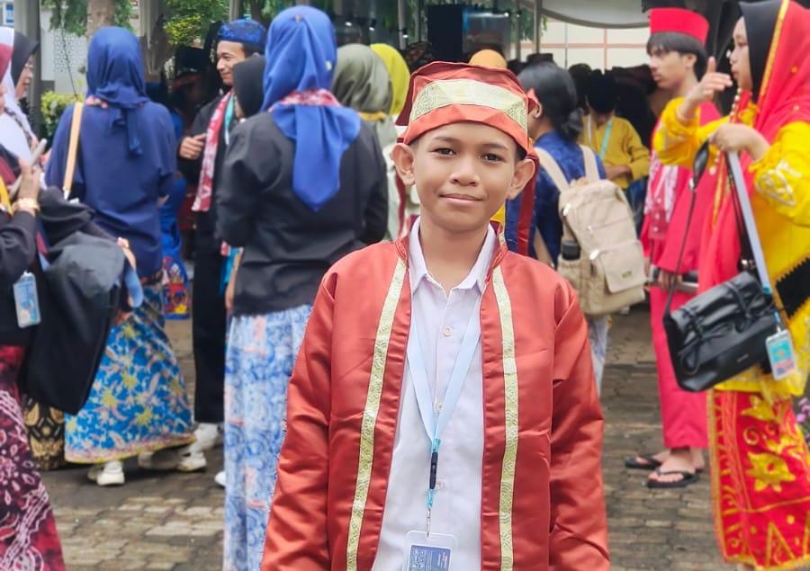 Fikram Ruslan sang Juara 1 Nasional cerita dongeng gunakan Bahasa Makian (dok//sadam) 