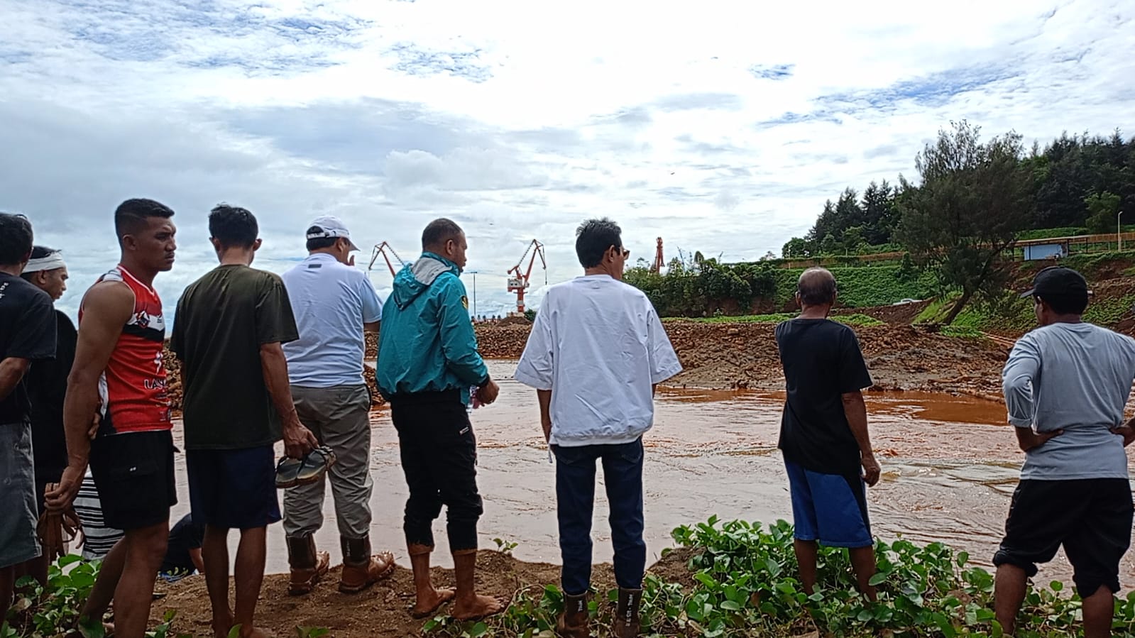 Lokasi banjir nampak juga sejumlah alat berat milik Harita (dok//Ebams) 