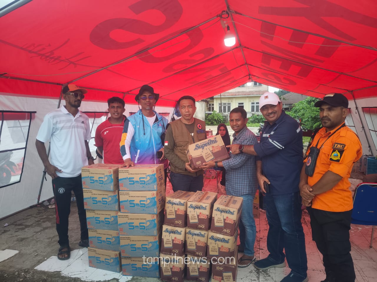 Sarjan Jafar Ketum Kompas Halsel saat berikan bantuan (dok//sadam) 