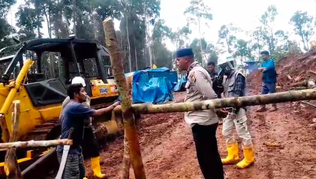 Warga Bobo Lido Gahunting saat palang aktifitas PT. IMS di Pulau Obi (dok//sadam)