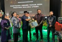 Bassam Kasuba Bupati Halsel terima penghargaan dari Sekda Malut didampingi Gubernur Sherly (dok//sadam) 