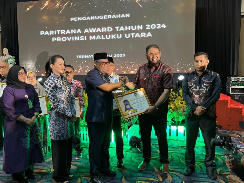 Bassam Kasuba Bupati Halsel terima penghargaan dari Sekda Malut didampingi Gubernur Sherly (dok//sadam) 