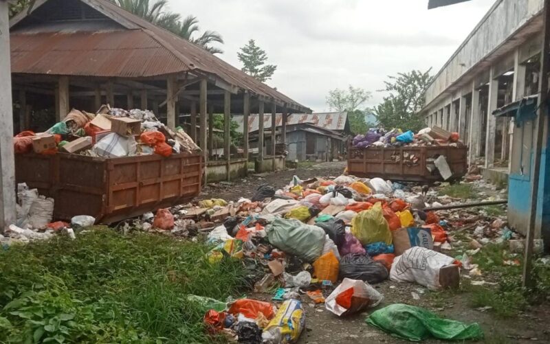 Sampah menumpuk di Pasar Labuha Halsel (dok//sadam)