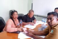 Pembayaran Gaji Perangka Desa Kawasi (dok//sadam) 