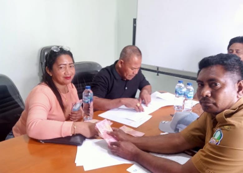 Pembayaran Gaji Perangka Desa Kawasi (dok//sadam)