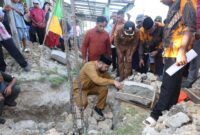 Bupati Halsel saat lakukan peletakan batu pertama pembangunan Teras Mesjid Al-Muhajirin Desa Pelita (foto//cecep) 