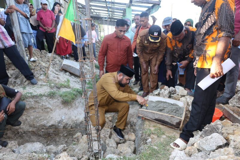 Bupati Halsel saat lakukan peletakan batu pertama pembangunan Teras Mesjid Al-Muhajirin Desa Pelita (foto//cecep)