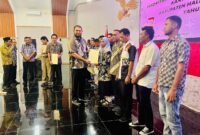 Bassam-Helmi serahkan sertifikat tanah secara gratis ke Warga 5 Desa Halsel (dok//sadam) 