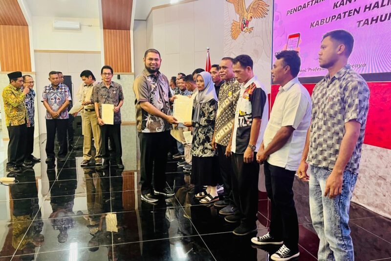 Bassam-Helmi serahkan sertifikat tanah secara gratis ke Warga 5 Desa Halsel (dok//sadam)