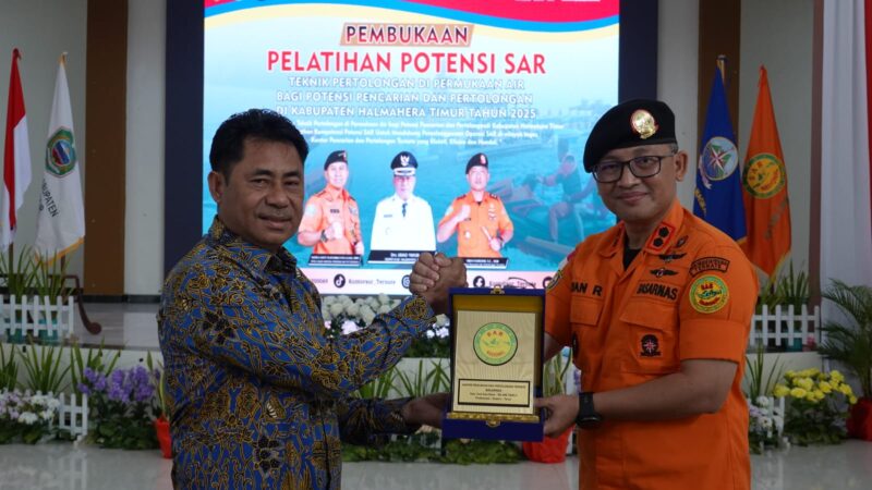 Bupati Haltim Ubaid Yakub dan Kapala Basarnas Ternate Iwan Ramdani (dok//Humas)