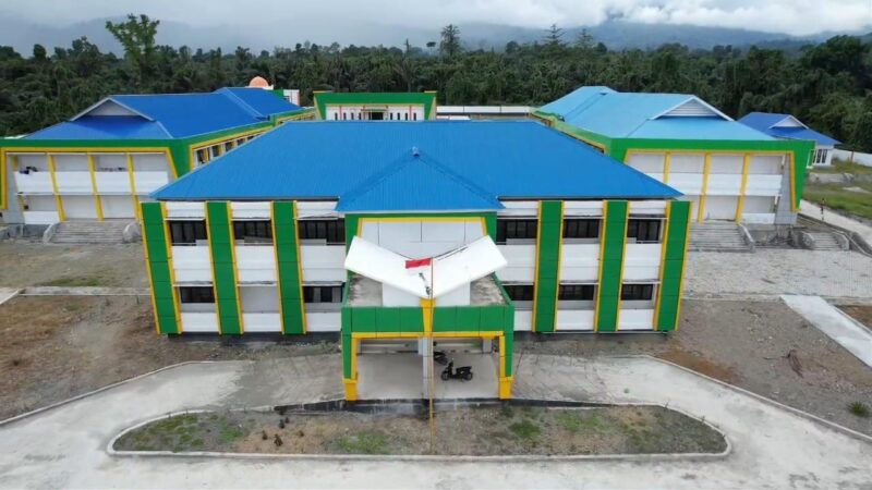 Tampak depan SMPN Unggulan Saruma Halsel (dok//AL)
