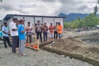 Peletakan Baru Pertama Pembangunan Pasar Desa Dolik oleh Iswadi Kades Dolik yang juga Ketua DPC APDESI Halsel (foto//Sadam)