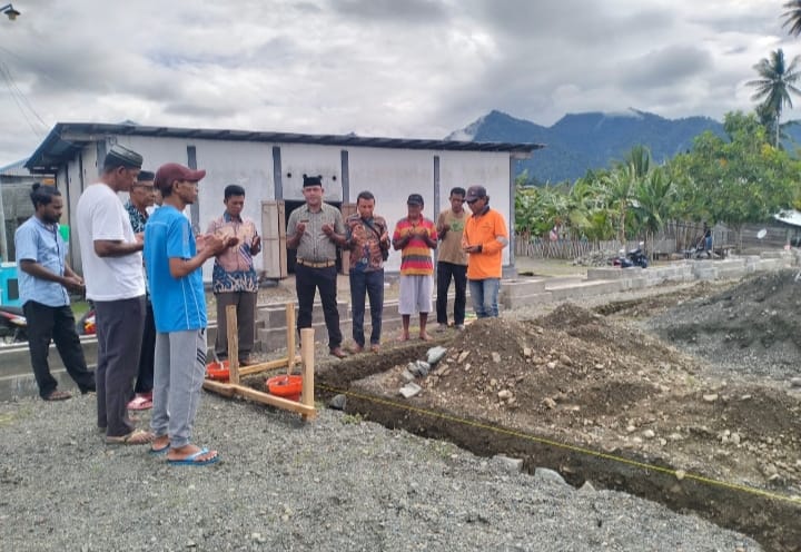 Peletakan Baru Pertama Pembangunan Pasar Desa Dolik oleh Iswadi Kades Dolik yang juga Ketua DPC APDESI Halsel (foto//Sadam)
