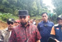 Bupati Halsel Bassam Kasuba saat tinjau pembangunan jalan lingkar Botanglomang (dok Sadam|segmen)