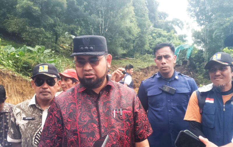 Bupati Halsel Bassam Kasuba saat tinjau pembangunan jalan lingkar Botanglomang (dok Sadam|segmen)
