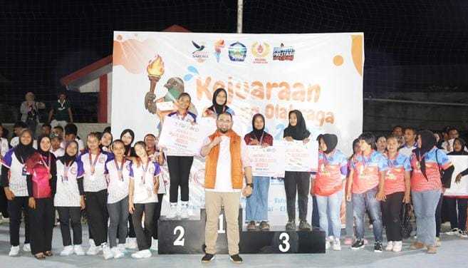 Pose bersama sejumlah Cabor Kejuaraan Altit Saruman 2025 dengan Bupati Halsel Bass Kasuba. Foto Sadam|segmen