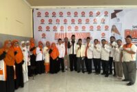Ketua DPD PKS Halsel dan pengurus pose bersama saat kegiatan Rapat Kerja Wilaya di DPW PKS Malut di Ternate. Foto Sadam|segmen