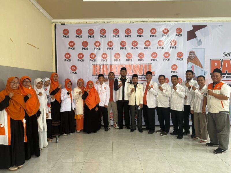 Ketua DPD PKS Halsel dan pengurus pose bersama saat kegiatan Rapat Kerja Wilaya di DPW PKS Malut di Ternate. Foto Sadam|segmen