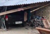 Mobil Hilux dikendarai Manager BUMN Cabang Halsel tabrak kios warga, 3 motor rusak berat. Foto Sadam_segmen