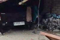 Mobil Hilux dikendarai Manager BUMN Cabang Halsel tabrak kios warga, 3 motor rusak berat. Foto Sadam_segmen