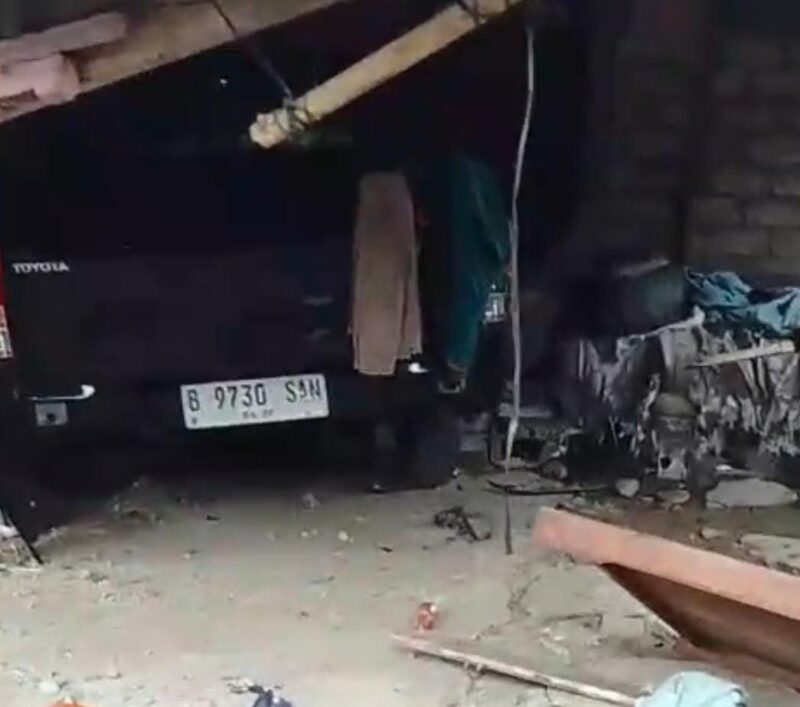 Mobil Hilux dikendarai Manager BUMN Cabang Halsel tabrak kios warga, 3 motor rusak berat. Foto Sadam_segmen