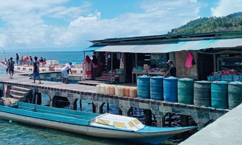 Pemuatan 2 Ton BBM Subsidi ilegal di Pelabuhan Pasar Baru Desa Babang | Foto Jarum Media Gup