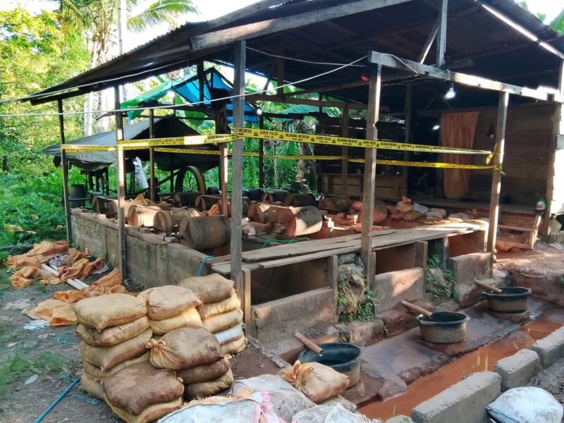 Polres Halsel pasang garis polisi di Tambang Emas Ilegal Desa Kubung. foto Sadam|segmen
