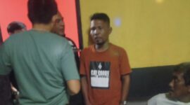 Satpol-PP Halsel temukan Kades Kupal, Sanusi La Riaga mabuk Miras di dalam Room D Cafe Hox. foto//Sadam Hadi