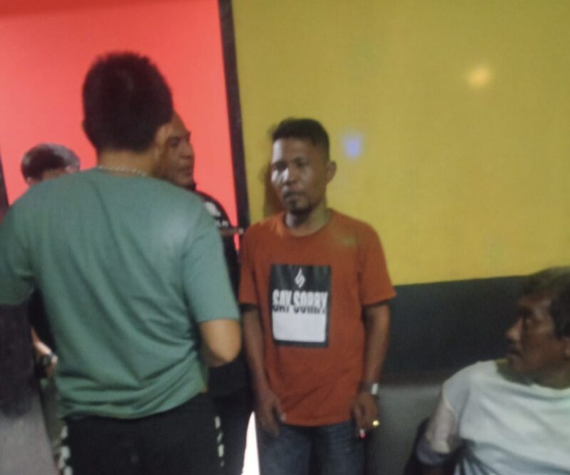 Satpol-PP Halsel temukan Kades Kupal, Sanusi La Riaga mabuk Miras di dalam Room D Cafe Hox. foto//Sadam Hadi