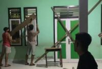 Warga Kupal Palang Kantor Desa paska Kades Sanusi Terjaring Razia Asek Mabuk Bersama Ledis di Cafe Hox. Foto Sadam|Segmen