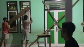 Warga Kupal Palang Kantor Desa paska Kades Sanusi Terjaring Razia Asek Mabuk Bersama Ledis di Cafe Hox. Foto Sadam|Segmen